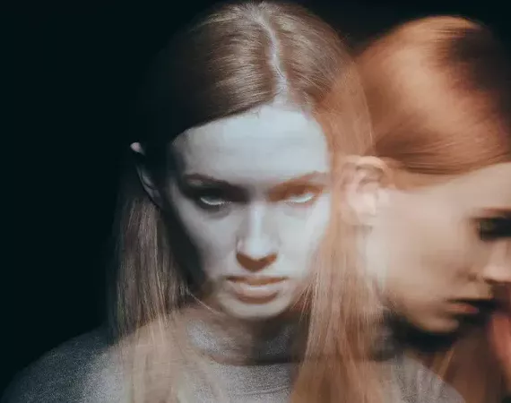 Photocollage einer jungen Frau, die einmal düster schaut, als ob sie gleich explodiert, und einmal die Augen niederschlägt.