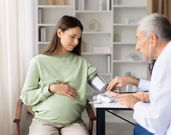 Schwangere im dritten Trimenon zur Blutdruckkontrolle bei ihrem Gynäkologen.