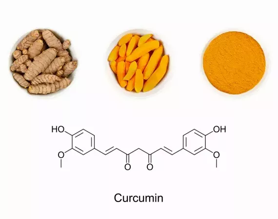 Schalen mit ganzen Kurkumawurzeln, geschälten Kurkumastücken, Kurkumapulver und die Strukturformel von Curcumin.